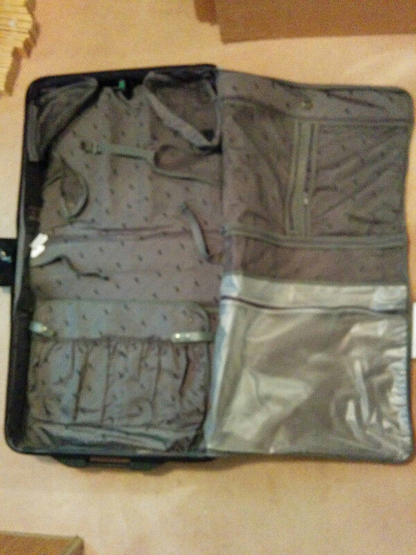 Suitcase for carrying suit/dress/garment without ironing in Other in Ottawa - Image 2