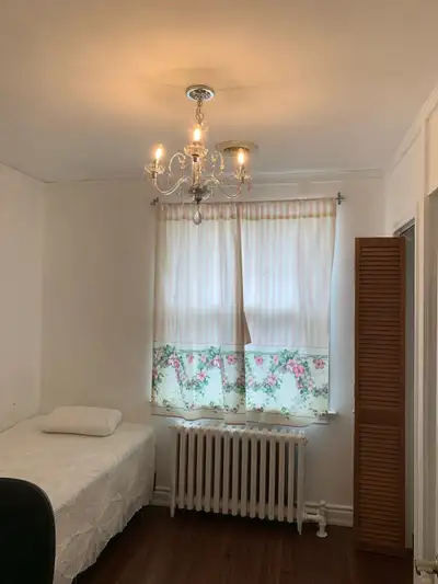 room for rent on yonge /lawrence