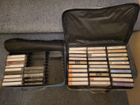 Lot de 43 cassettes audio + 2 étuis de transport