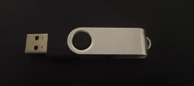 Silver and Black USB Flash Drive553392488129515524