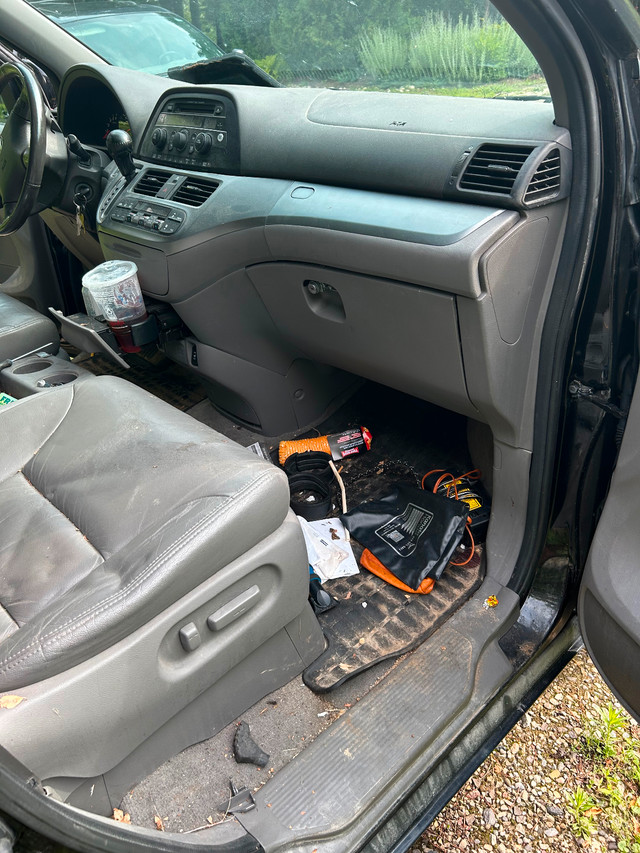 2010 Honda Odyssey with six seats, air conditioning, sunroof lux in Cars & Trucks in Hamilton - Image 4