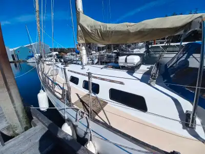 Beautiful Fraser 41 sloop. Sail off into the blue! A slightly scattered list of whats included. Blac...