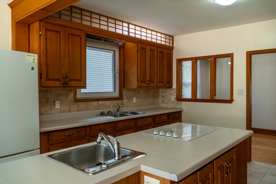 CHARACTER BUNGALOW/ 3 BED / 2 FULL BATH / DETACHED GARAGE 3