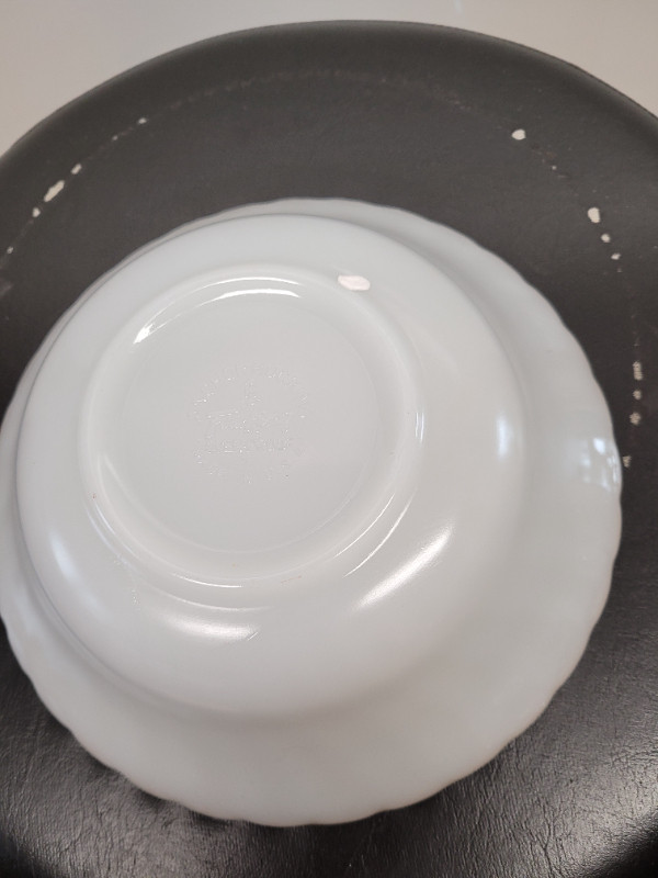 VTG Anchor Hocking “Fire King” Milk Glass Serving Bowl in Arts & Collectibles in Dartmouth - Image 3