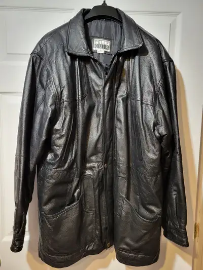 Step out in style with this Pelle Cuir men's black leather jacket, size XL. This used jacket is in g...