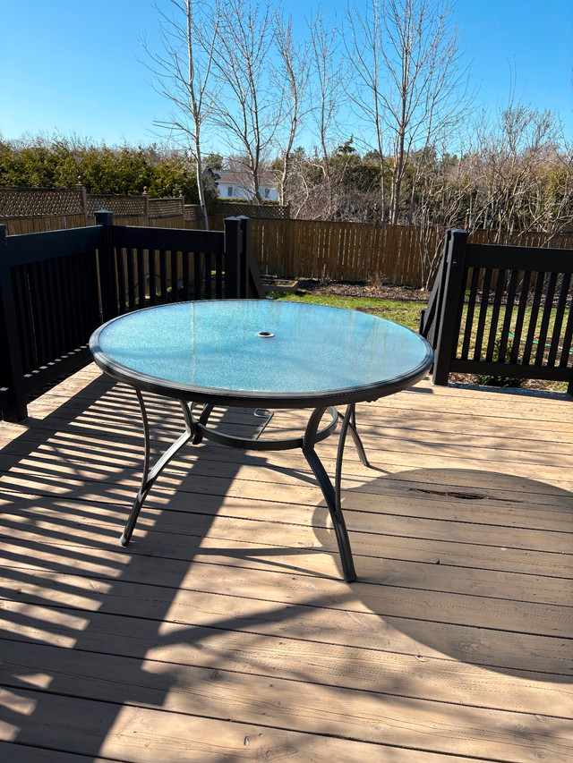 Table extérieure 6 places / outdoor table for 6 people in Patio & Garden Furniture in Gatineau - Image 4