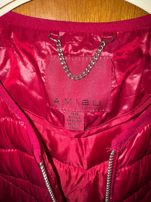 Women’s red puffer jacket (6 US) in Women's - Tops & Outerwear in City of Montréal - Image 3