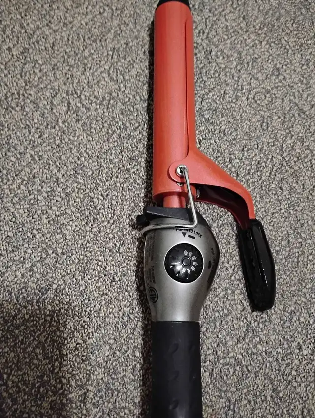 CURLING IRON605939133265356803