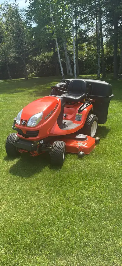 Aubaine très beau Kubota GR2100 avec seulement 96 hres au compteur. Ce tracteur est 4x4 et a un mote...