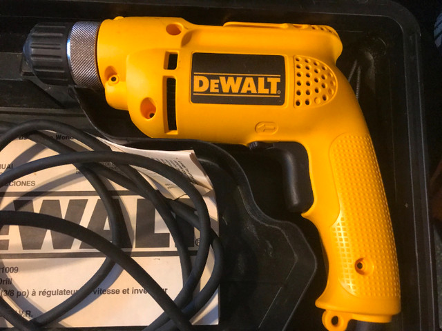 DEWALT - Heavy-Duty 6 Amp 3/8-Inch Drill Kit w/Keyless Chuck in Power Tools in Burnaby/New Westminster - Image 3