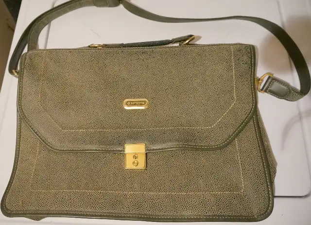 Samsonite Executive Laptop Briefcase  16 x 12" in Laptop Accessories in Markham / York Region - Image 2