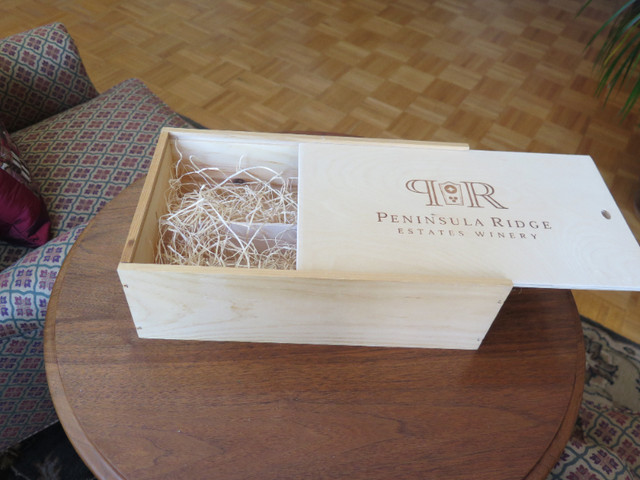 WOODEN WINE BOX in Arts & Collectibles in City of Toronto - Image 2