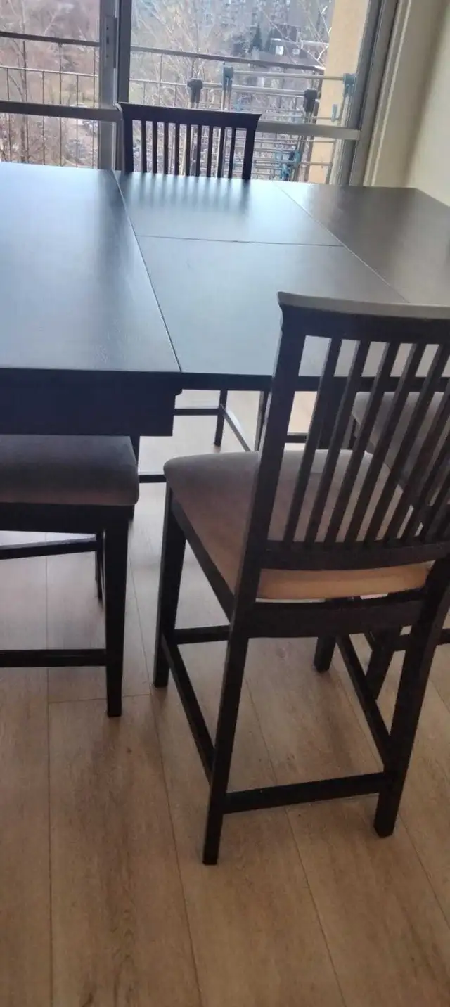 dinning table that extends with 6 chairs in Dining Tables & Sets in Laval / North Shore - Image 4