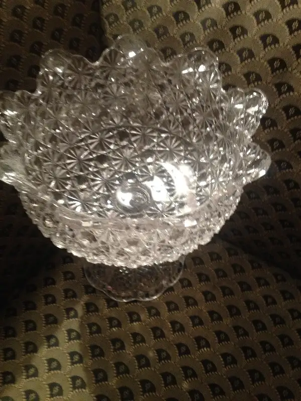 Pedestal Crystal pinwheel fruit bowl in Kitchen & Dining Wares in City of Montréal - Image 3