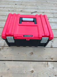 Sturdy toolbox with heavy duty latches