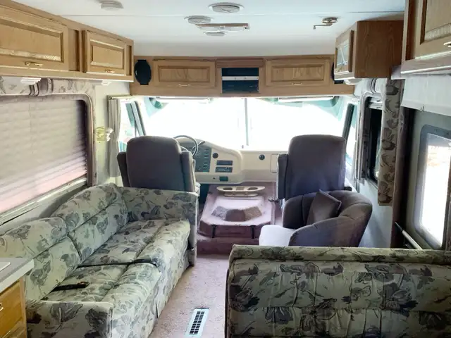 1995 classic 32ft motorhome, sleeps six. in RVs & Motorhomes in Port Alberni - Image 5