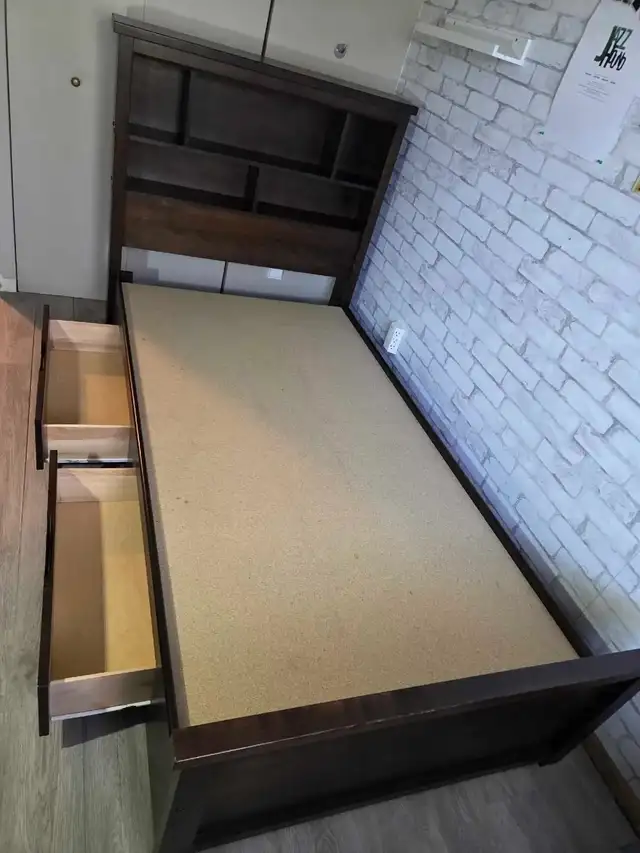 Lit simple en bois in Beds & Mattresses in Laval / North Shore - Image 5