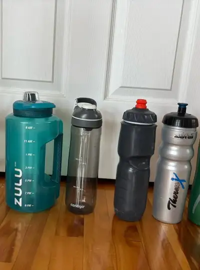 4 grandes bouteilles de sport COMME NEUVES pour 30$: CONTIGO, ZU, View more