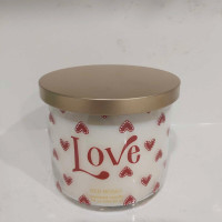 Round rose scented candle.