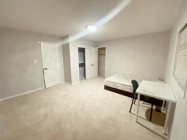 Rooms for rent in Mississauga NO PARKING63235197392001124