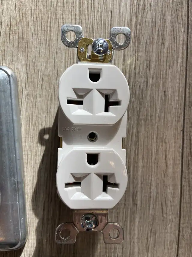20 Amp, 250 Volt, NEMA 6-20R, 2-Pole, 3-Wire, Heavy-Duty Outlet in General Electronics in Markham / York Region - Image 3