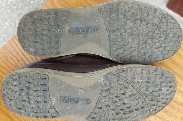 ECCO SHOES (MEN'S SIZE 9) in Men's Shoes in London - Image 4