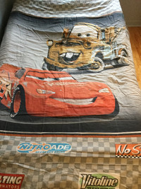 couvre-lit réversible "Cars" pour lit simple, en bon état, 10$