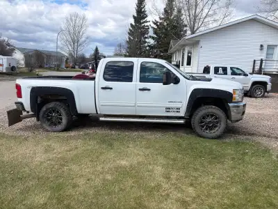 Hi I have a 2011 chev duramax 2500. 435000 km. Runs drives good. Bully dog tuner , 2 brand new batte...
