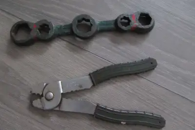 Photo no 1 Clé en métal et outil pince $5.00 ...................... Photo no 2 9 Essuie Glace usagé,...