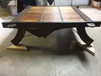 table basse fait de bois exotique et métal
