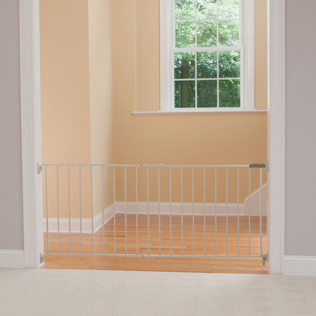 Safety 1st Wide and Sturdy Sliding Metal Gate in Gates, Monitors & Safety in Gatineau