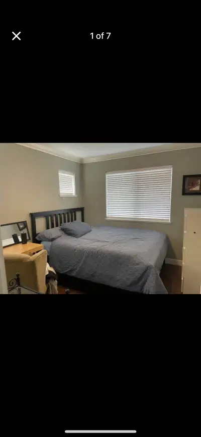 Private spacious room with queen size bed available to move in on September 1. It is 1min walk to bu...