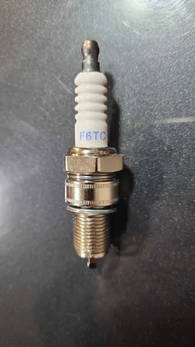 Snow blower spark plugs in Snowblowers in Napanee - Image 3