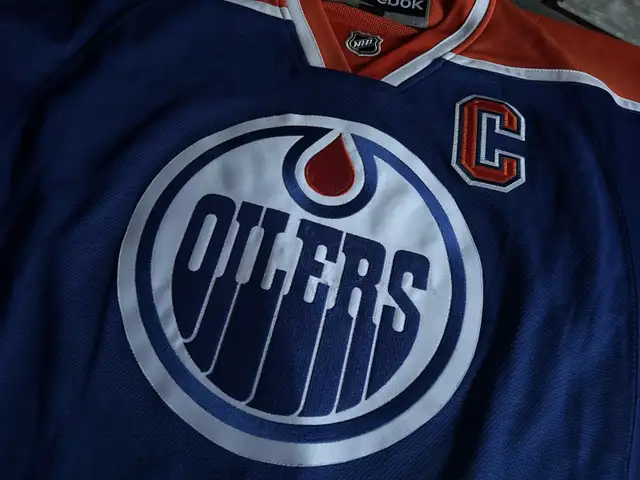 Connor McDavid AUTO SIGNED Jersey Oilers BEAUTY Showcase 298 in Arts & Collectibles in Edmonton - Image 6