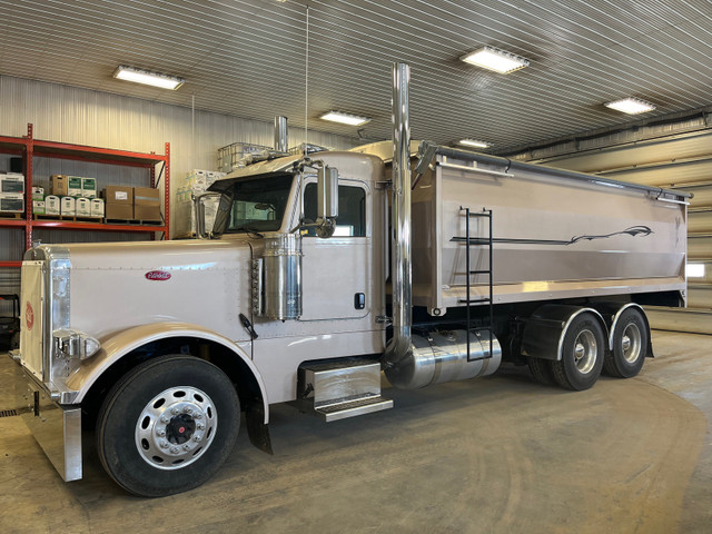 BEAUTIFUL 2007 PETE 379 FOR SALE!  C13 MOTOR WITH AUTO SHIFT!  in Heavy Trucks in Moose Jaw - Image 2