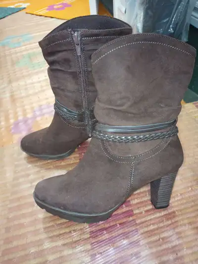 Women's short boots size 8 1/2, View more