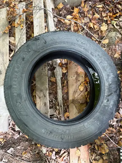 Je vends 2 pneus + 1 gratuit 45 000k utilisation! À venir chercher! Goodyear Winter Command 225/60R1...