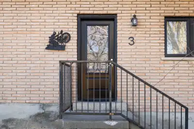 This newly renovated legal apartment offers modern finishes and a spacious layout, perfect for comfo...