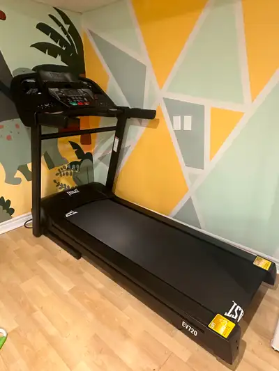 Everlast EV720 folding treadmill in almost brand new condition