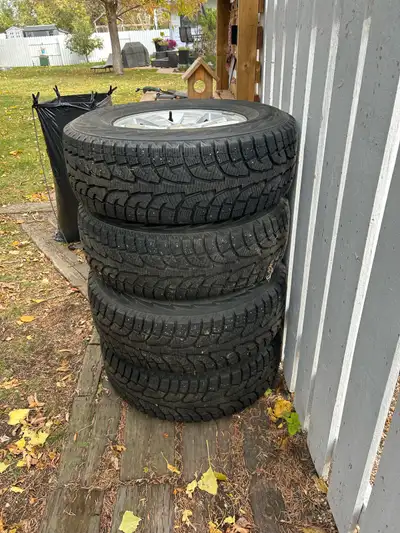 Hankook winter tires in like new condition with Chev Colorado(2017) rims and lug nuts. 265/70R16 siz...