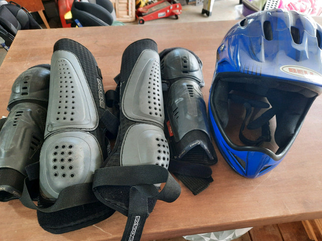 Bell Bike Helmet in Clothing, Shoes & Accessories in St. Albert - Image 2