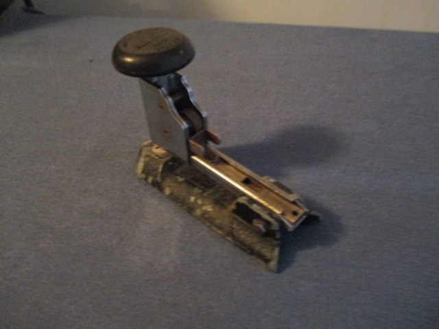 VINTAGE 1930'S ARROW STAPLER MODEL A44-ART DECO-COLLECTIBLE! dans Art et objets de collection  à Laval/Rive Nord - Image 3