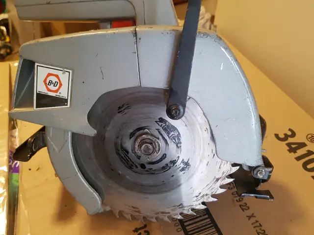 CIRCULAR SAW-BLACK AND DECKER. EXCELLENT CONDITION in Power Tools in City of Toronto - Image 2