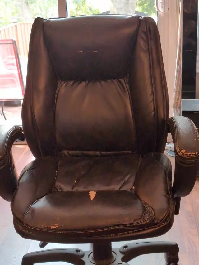 Black office chair in Chairs & Recliners in Kingston - Image 3