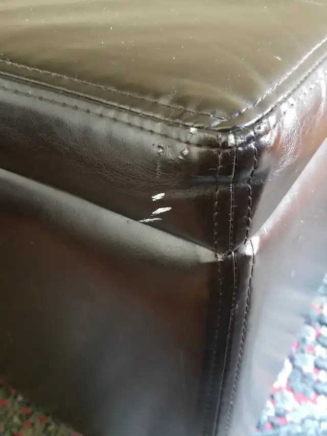 Leather ottoman in Home Décor & Accents in City of Montréal - Image 3
