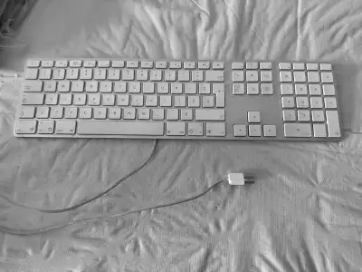 APPLE USB IOS FRENCH/ ENGLISH KEYBOARD, ALL KEYS WORKING, View more