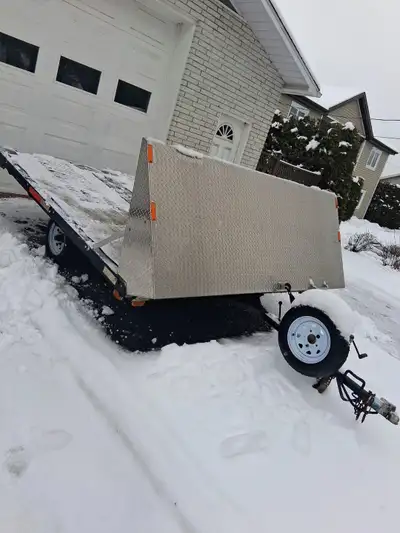 Remorque pour motoneige double avec fixation attache ski , essieux 2500lb neuf bearing neuf , dompeu...