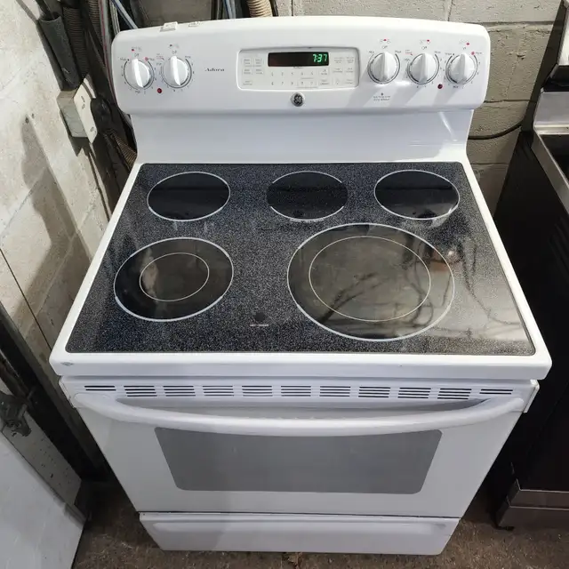 GE electric adora oven glass cook top White stove in Stoves, Ovens & Ranges in Oakville / Halton Region - Image 3