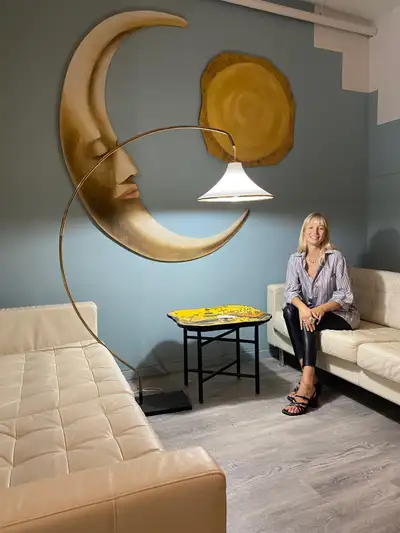 This mid century modern lamp is the perfect scale for any sized room. It can be placed out of the wa...