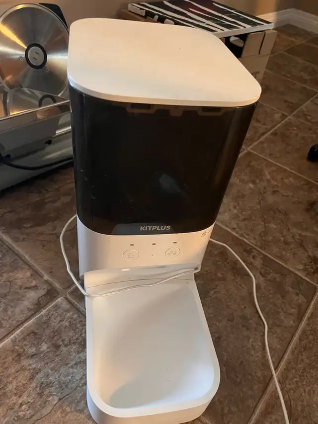 automatic cat feeder  in Accessories in Saskatoon - Image 2